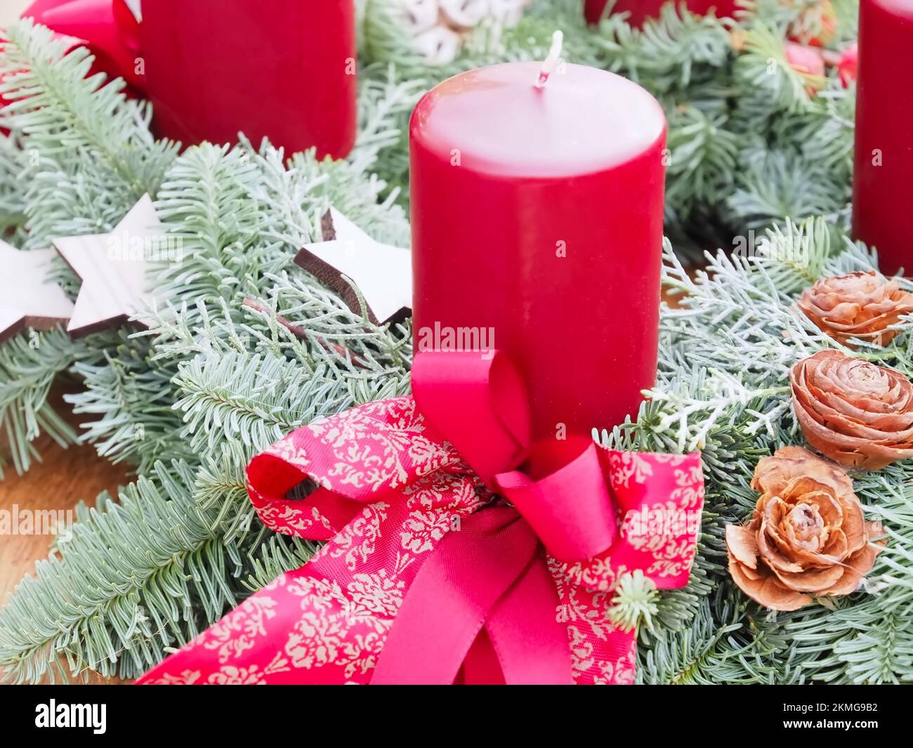 Nuova corona d'Avvento con vere candele e decorazioni natalizie Foto Stock