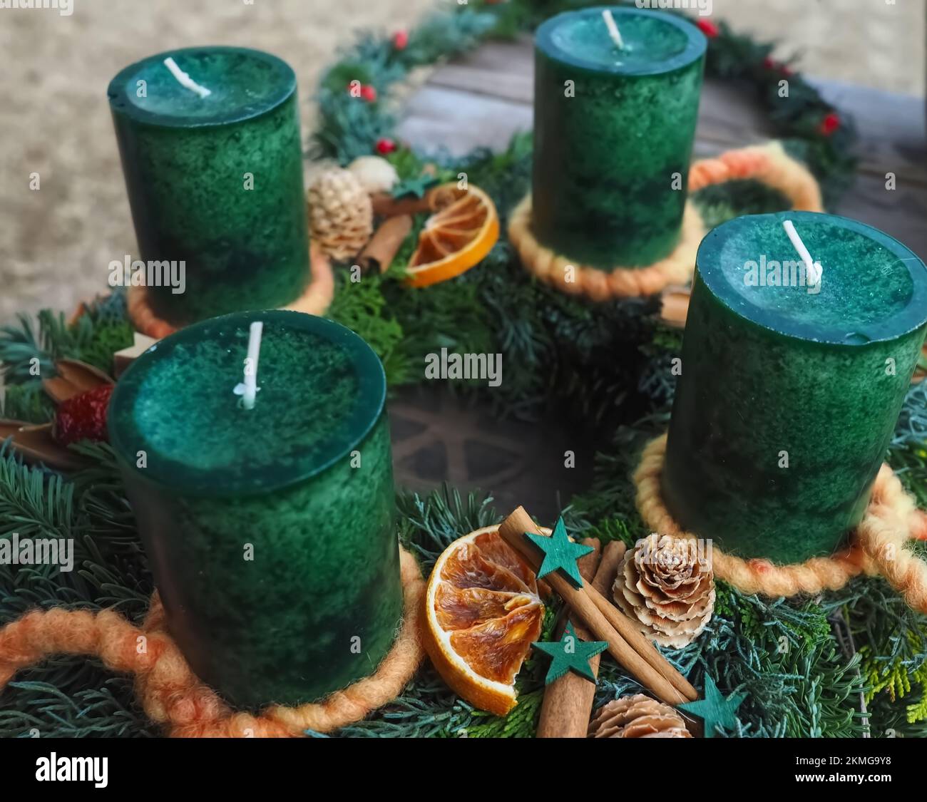 Nuova corona d'Avvento con vere candele e decorazioni natalizie Foto Stock