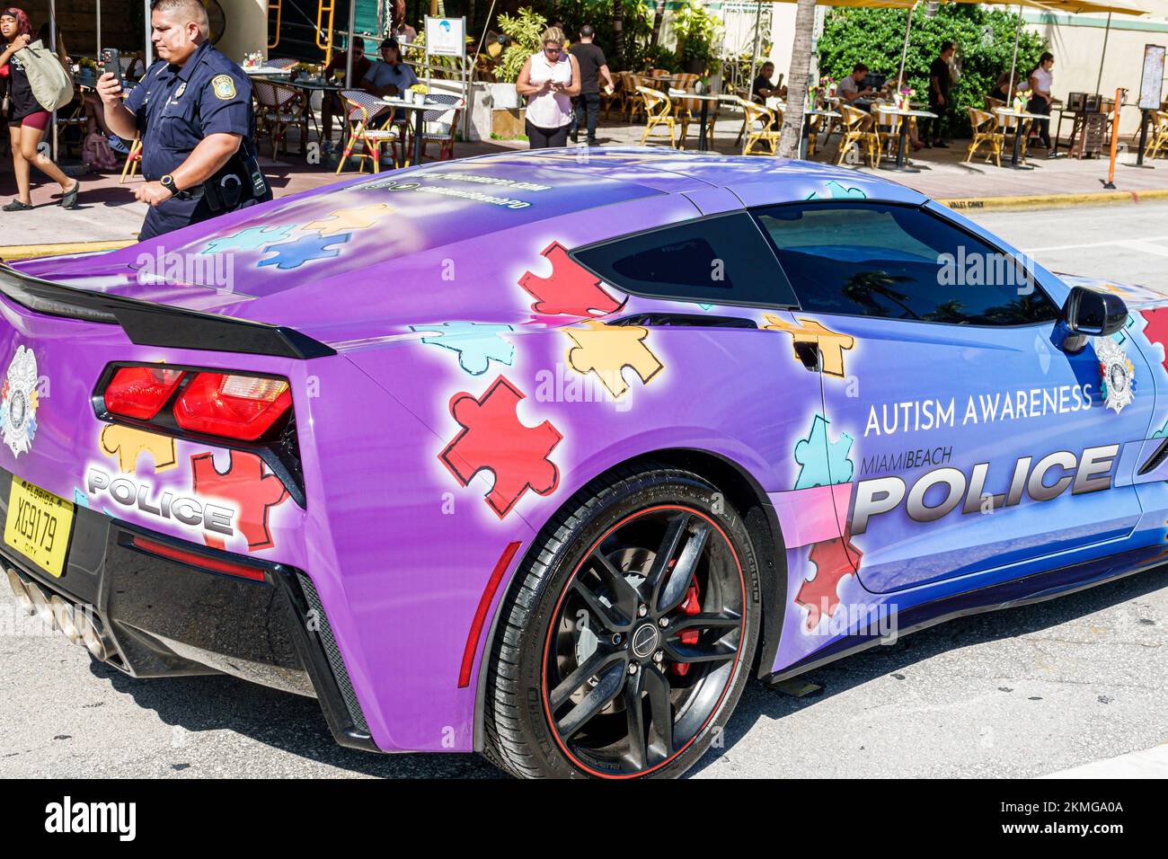 Miami Beach, Florida, South Beach Lummus Park, Veterans Day Parade, evento annuale della polizia, messaggio di sensibilizzazione sull'autismo dei veicoli sportivi Foto Stock