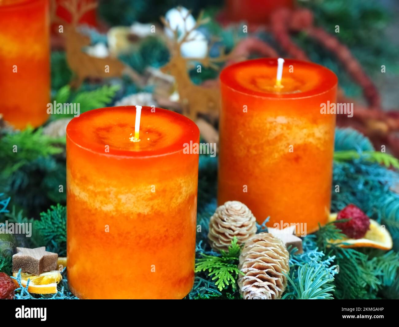 Nuova corona d'Avvento con vere candele e decorazioni natalizie Foto Stock