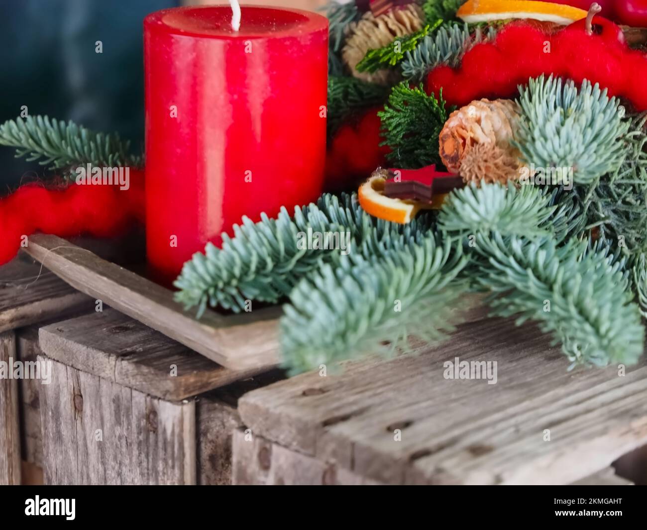 Nuova corona d'Avvento con vere candele e decorazioni natalizie Foto Stock