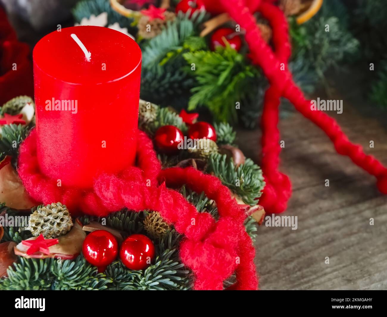 Nuova corona d'Avvento con vere candele e decorazioni natalizie Foto Stock