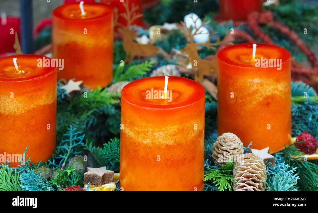 Nuova corona d'Avvento con vere candele e decorazioni natalizie Foto Stock