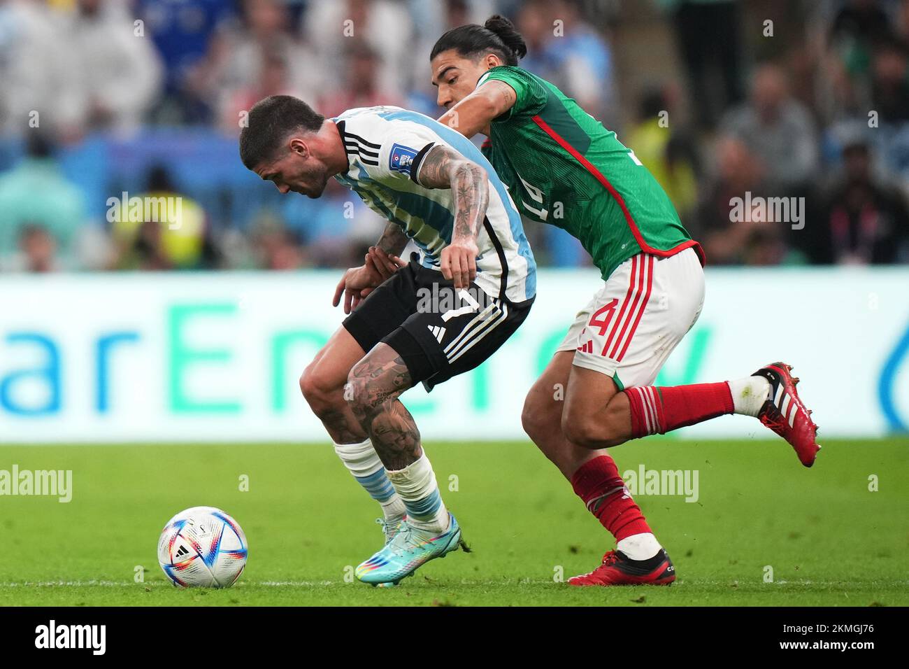 Rodrigo de Paul dell'Argentina e Erick Gutierrez del Messico durante la partita della Coppa del mondo FIFA Qatar 2022, Gruppo C, tra Argentina e Messico ha giocato al Lusail Stadium il 26 novembre 2022 a Lusail, Qatar. (Foto di Bagu Blanco / PRESSIN) Credit: PRESSINPHOTO AGENZIA SPORTIVA/Alamy Live News Foto Stock