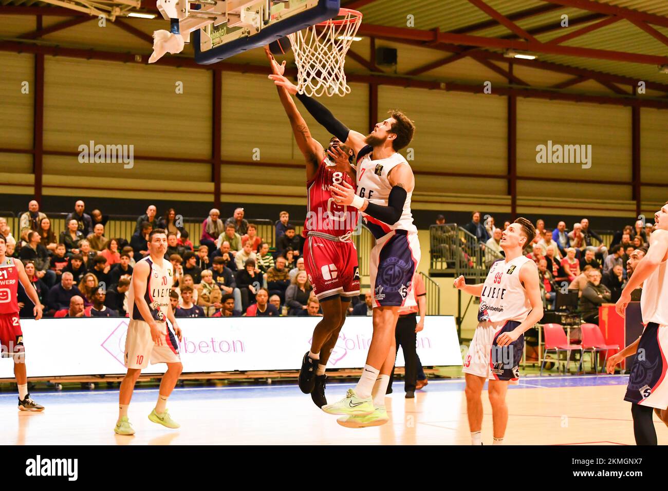 Desonta Bradford di Anversa e Ioann Iarochevitch di Liege, raffigurati in azione durante una partita di basket tra il RSW Liege Basket e i Antwerp Giants, sabato 26 novembre 2022 a Charleroi, il 08° giorno del National Round Belgium nei campionati belgi di basket della "BNXT League". FOTO DI BELGA JILL DELSAUX Foto Stock