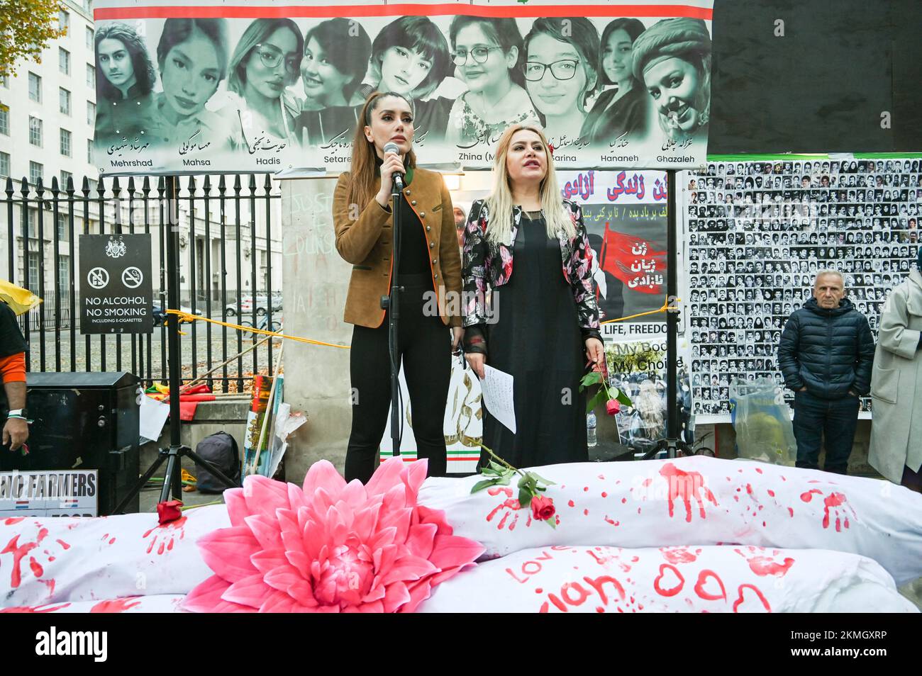 Londra, Regno Unito. 26th novembre 2022: Rally al di fuori di Downing Street, il governo anti-Iran e i manifestanti della Coppa del mondo Qatar sventolano bandiere e striscioni. Foto Stock