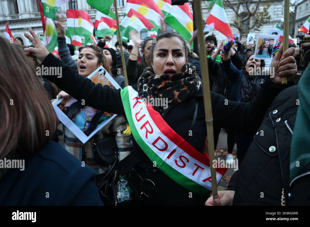 Londra, Regno Unito. 26th novembre 2022: Rally al di fuori di Downing Street, il governo anti-Iran e i manifestanti della Coppa del mondo Qatar sventolano bandiere e striscioni. Foto Stock