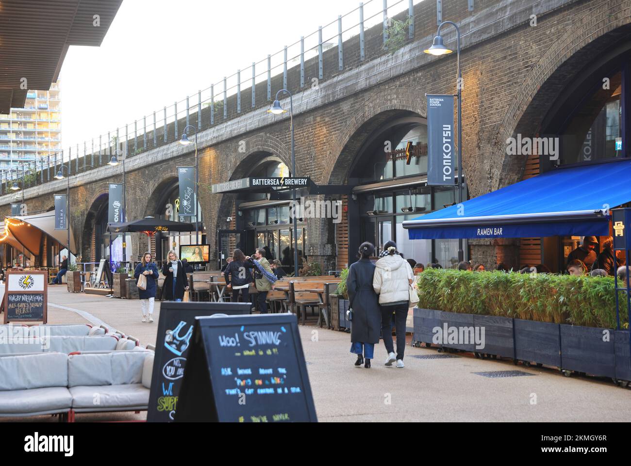 Bar su Arches Lane, sotto gli archi ferroviari, accanto alla centrale elettrica di Battersea, nel sud-ovest di Londra, Regno Unito Foto Stock