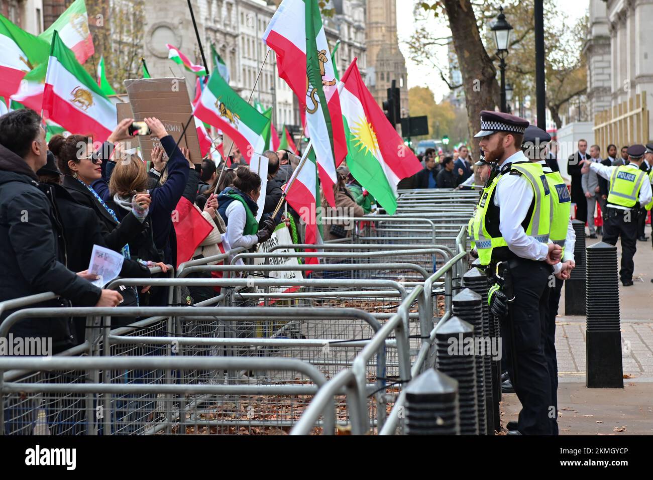 Londra, Regno Unito. 26th novembre 2022: Rally al di fuori di Downing Street, il governo anti-Iran e i manifestanti della Coppa del mondo Qatar sventolano bandiere e striscioni. Foto Stock