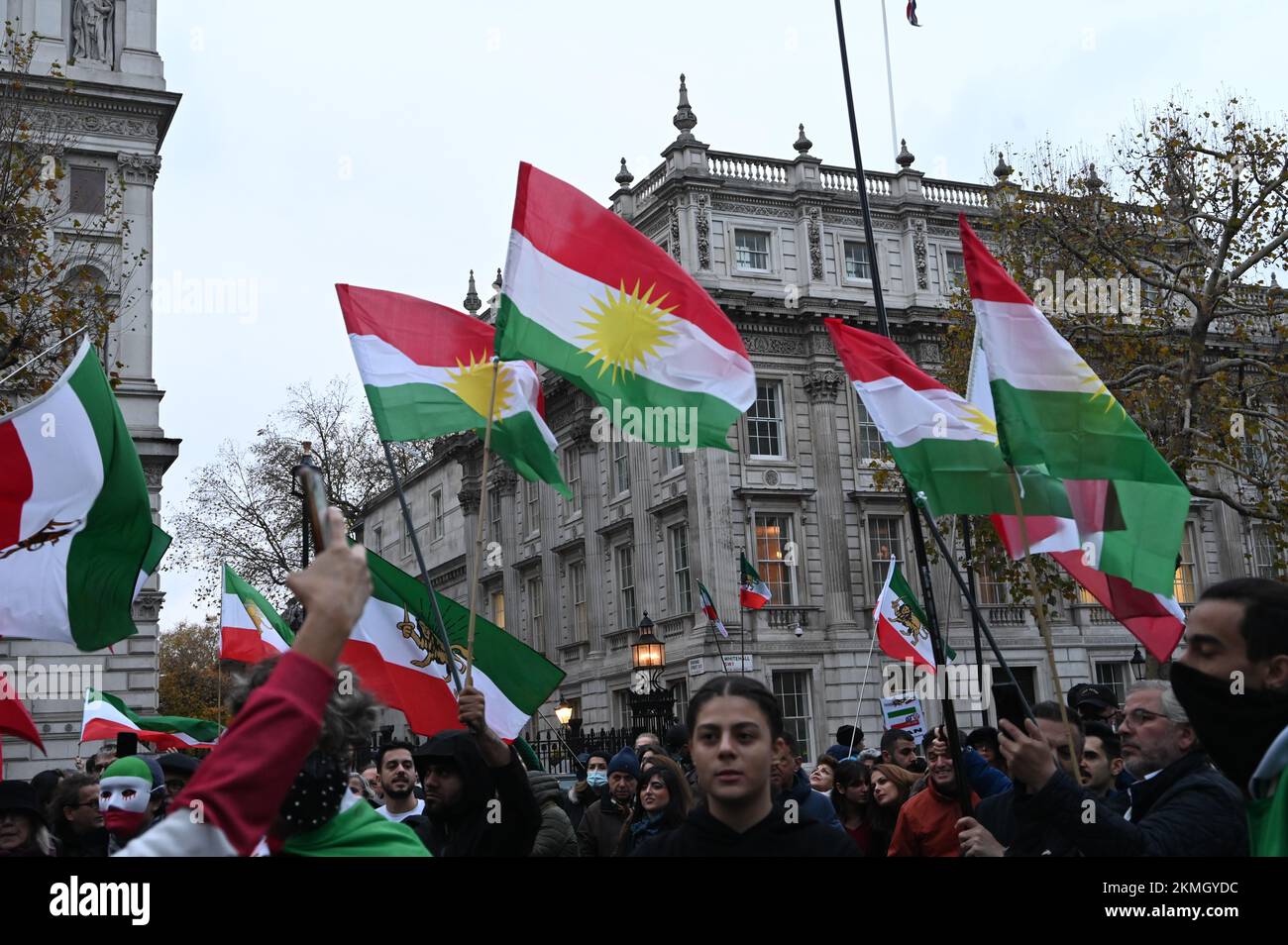 Londra, Regno Unito. 26th novembre 2022: Rally al di fuori di Downing Street, il governo anti-Iran e i manifestanti della Coppa del mondo Qatar sventolano bandiere e striscioni. Foto Stock