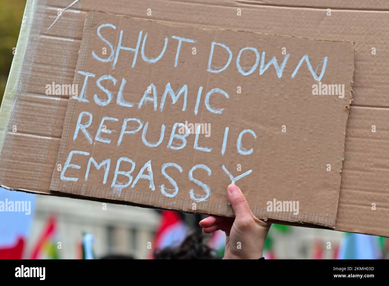 Londra, Regno Unito. 26th novembre 2022: Rally al di fuori di Downing Street, il governo anti-Iran e i manifestanti della Coppa del mondo Qatar sventolano bandiere e striscioni. Foto Stock