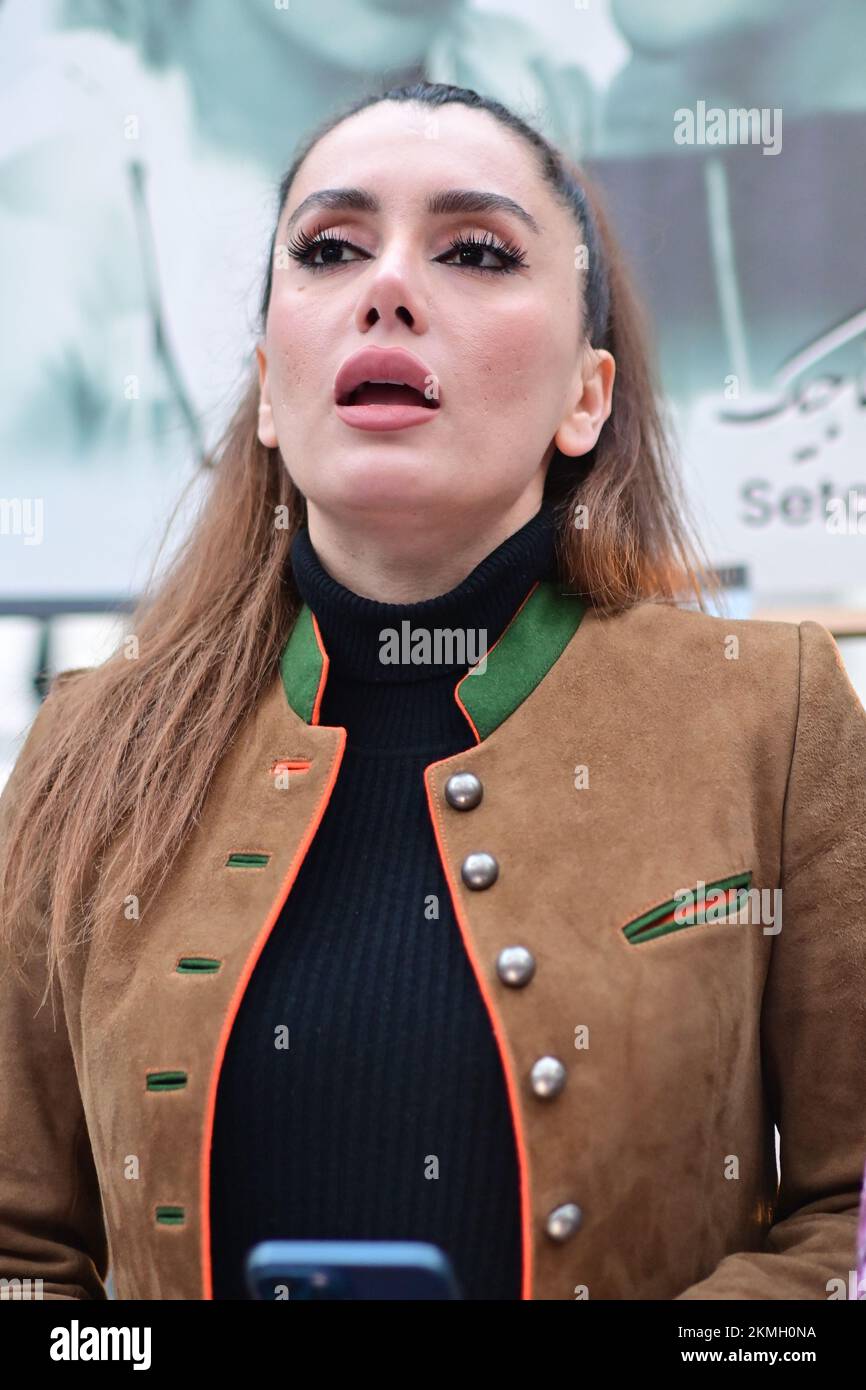Londra, Regno Unito. 26th novembre 2022: Rally al di fuori di Downing Street, il governo anti-Iran e i manifestanti della Coppa del mondo Qatar sventolano bandiere e striscioni. Foto Stock