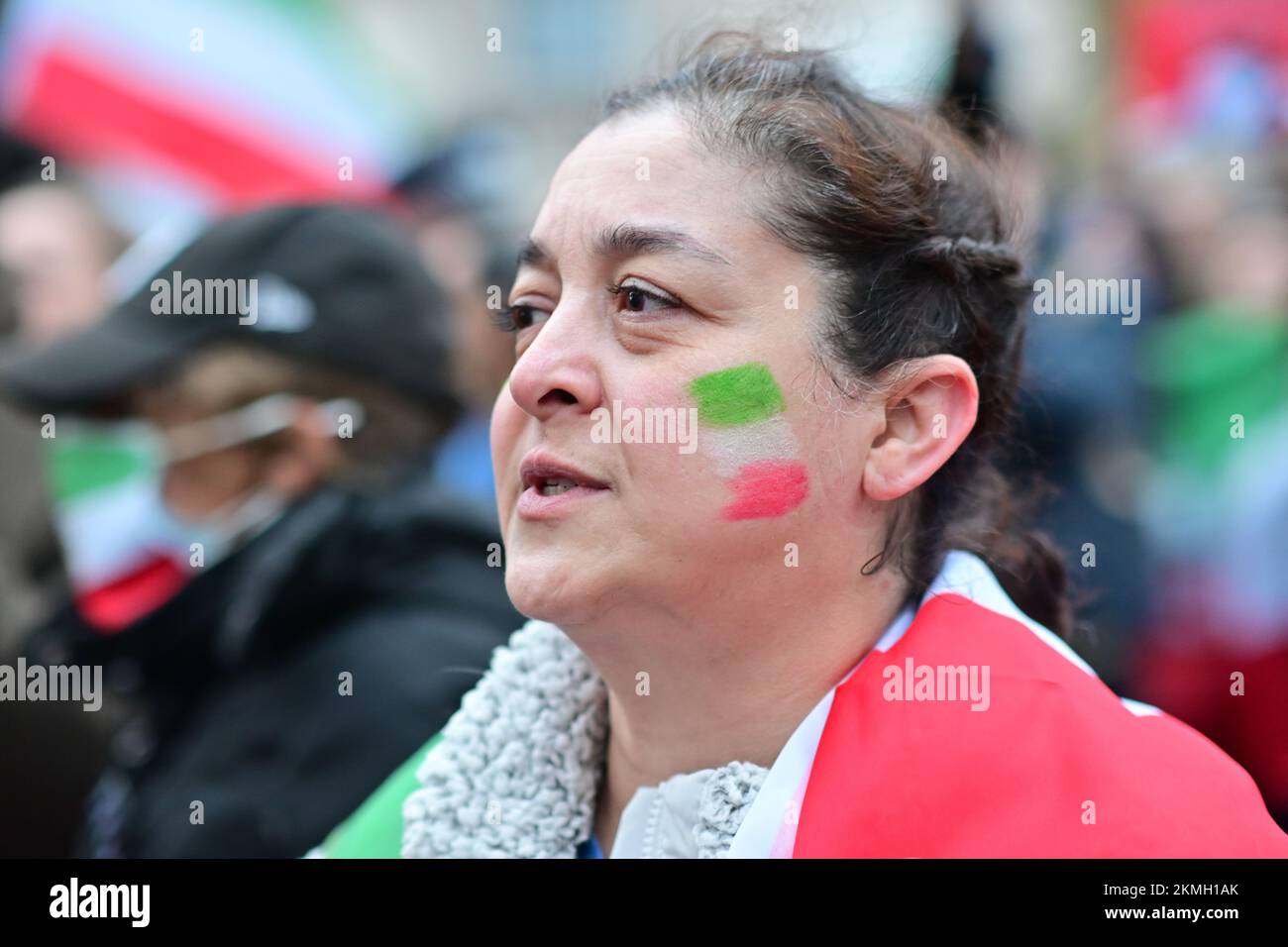 Londra, Regno Unito. 26th novembre 2022: Rally al di fuori di Downing Street, il governo anti-Iran e i manifestanti della Coppa del mondo Qatar sventolano bandiere e striscioni. Foto Stock