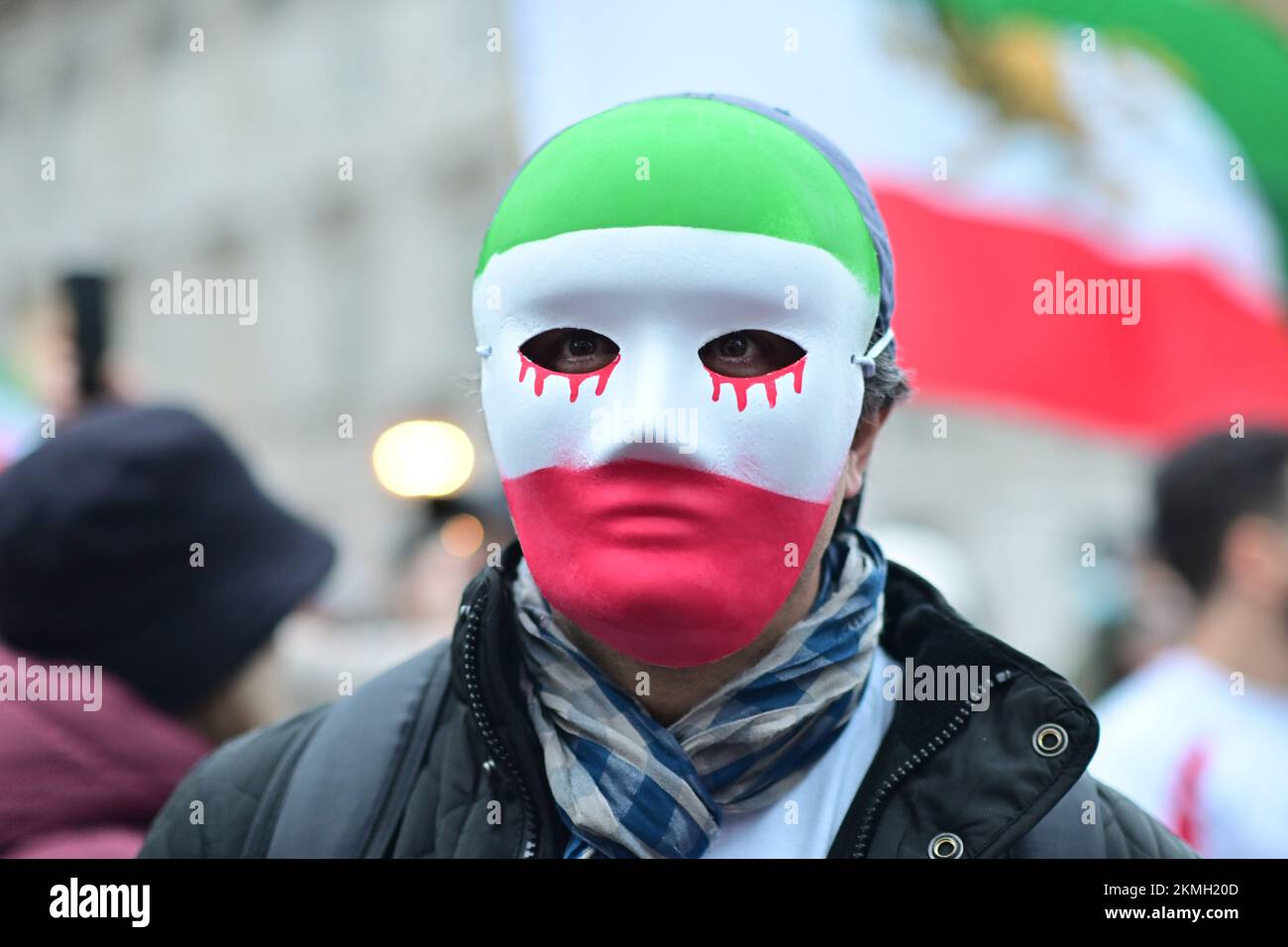 Londra, Regno Unito. 26th novembre 2022: Rally al di fuori di Downing Street, il governo anti-Iran e i manifestanti della Coppa del mondo Qatar sventolano bandiere e striscioni. Foto Stock