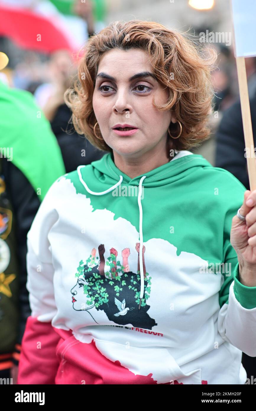 Londra, Regno Unito. 26th novembre 2022: Rally al di fuori di Downing Street, il governo anti-Iran e i manifestanti della Coppa del mondo Qatar sventolano bandiere e striscioni. Foto Stock