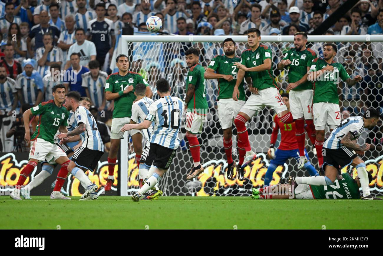 Lusail, Qatar. 26th Nov 2022. Lionel messi di Argentina dà il via libera durante la partita di gruppo C tra Argentina e Messico alla Coppa del mondo FIFA 2022 allo stadio di Lusail, in Qatar, il 26 novembre 2022. Credit: Li GA/Xinhua/Alamy Live News Foto Stock