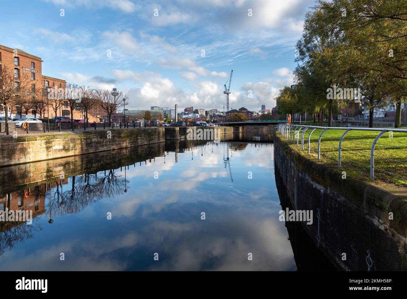 Liverpool, Regno Unito: Dukes Dock, un piccolo molo conservato utilizzato per il tempo libero, vicino a Gower Street nel centro della città. Foto Stock