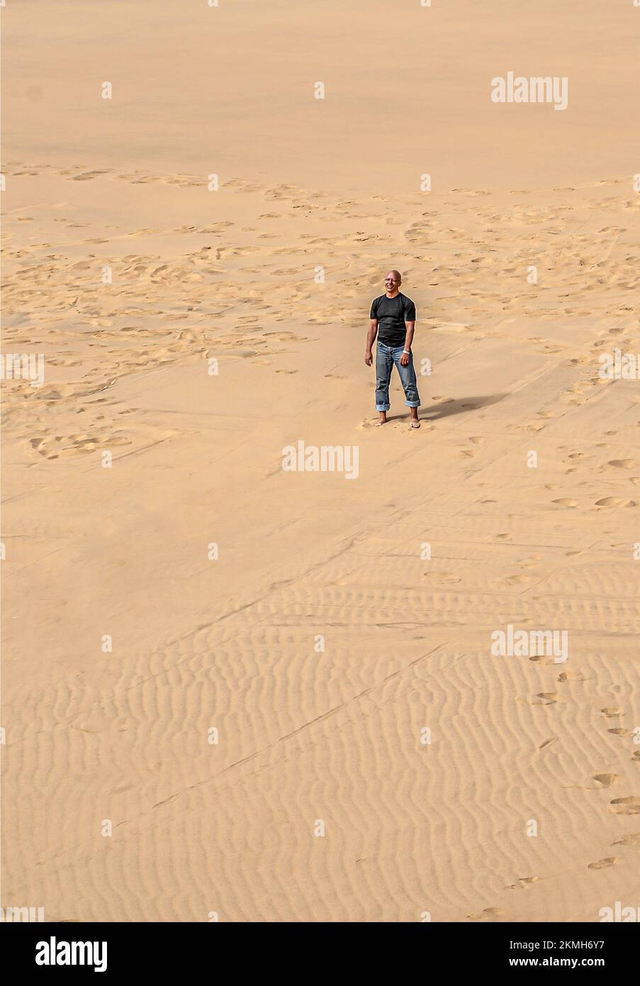 L'uomo esausto perse nel mezzo del deserto del Namib, Namibia Foto Stock