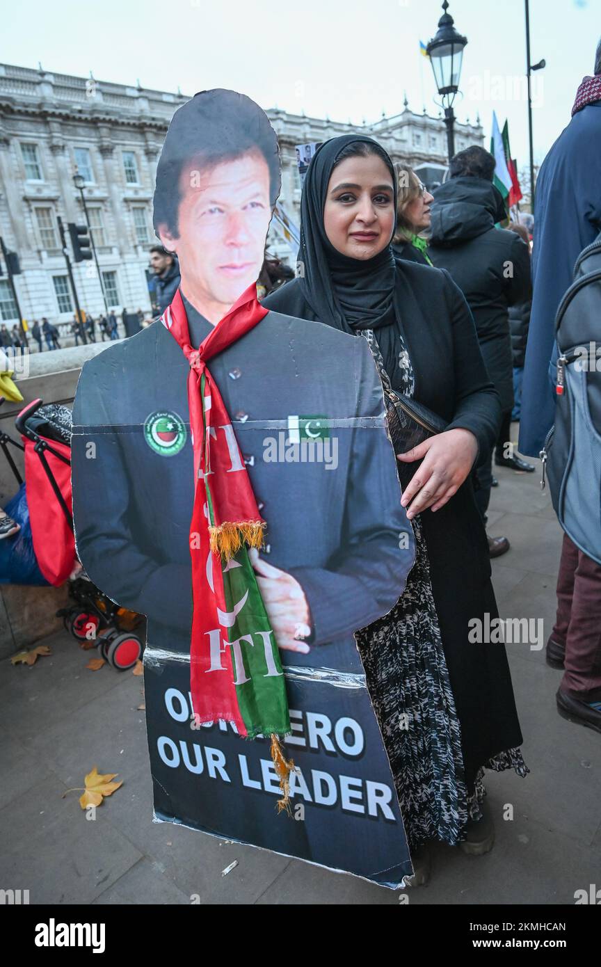 Downing Street, Londra, Regno Unito. 26th novembre 2022: Protesta della PTI contro le mafiose importate dal leader internazionale britannico Imran Khan in Pakistan. Foto Stock