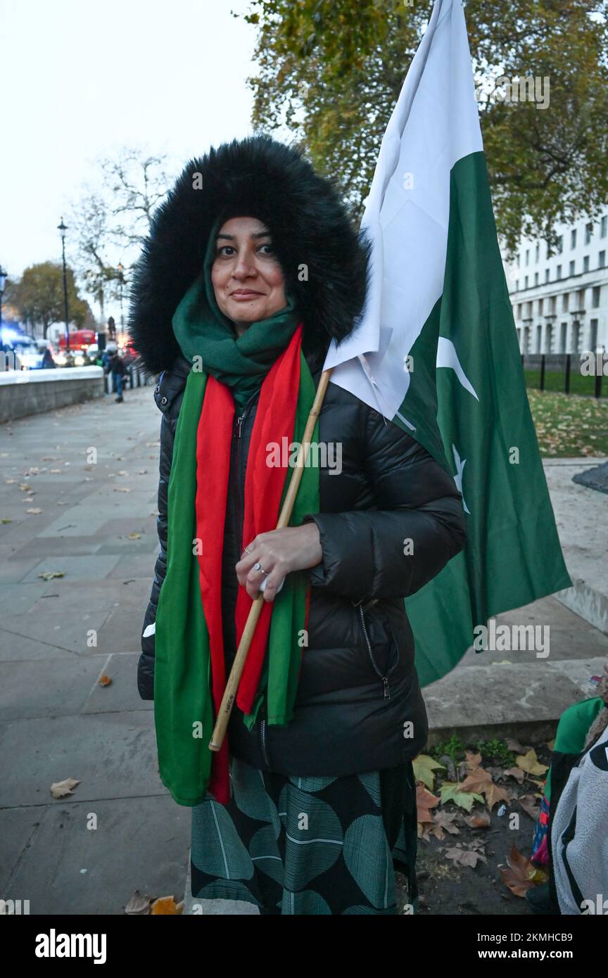 Downing Street, Londra, Regno Unito. 26th novembre 2022: Protesta della PTI contro le mafiose importate dal leader internazionale britannico Imran Khan in Pakistan. Foto Stock