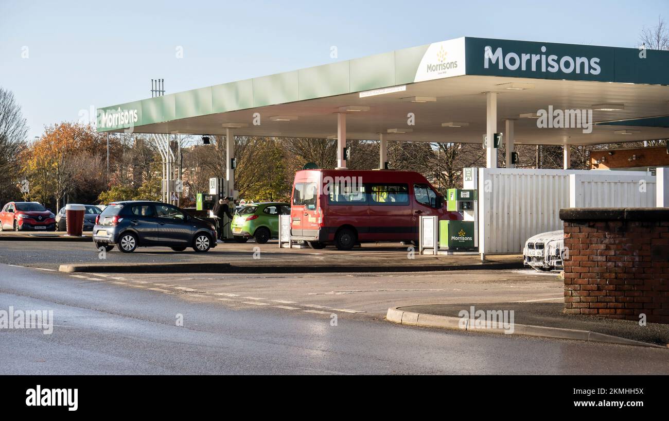 Newcastle-under-Lyme, Staffordshire-Regno Unito 25 novembre 2022, Morrison benzina e stazione di gasolio, uno dei principali fornitori di carburante per la c locale Foto Stock