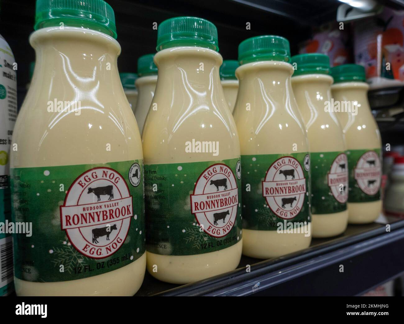 Whole Foods Holiday Nogs sono disponibili al numero 63 di Madison Avenue a New York City, USA 2022 Foto Stock