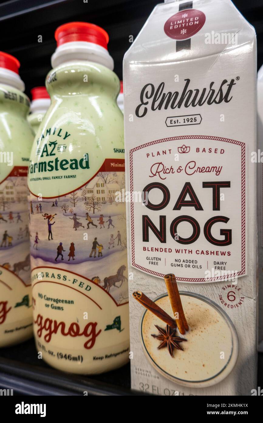 Whole Foods Holiday Eggnog sono disponibili al numero 63 di Madison Avenue a New York City, USA 2022 Foto Stock
