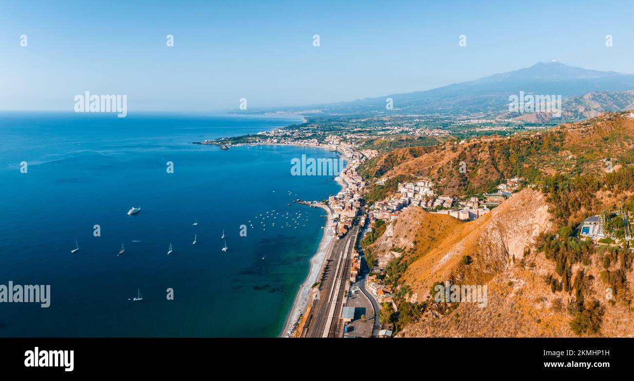 Bellissima vista aerea della città di Taormina in Sicilia. Foto Stock