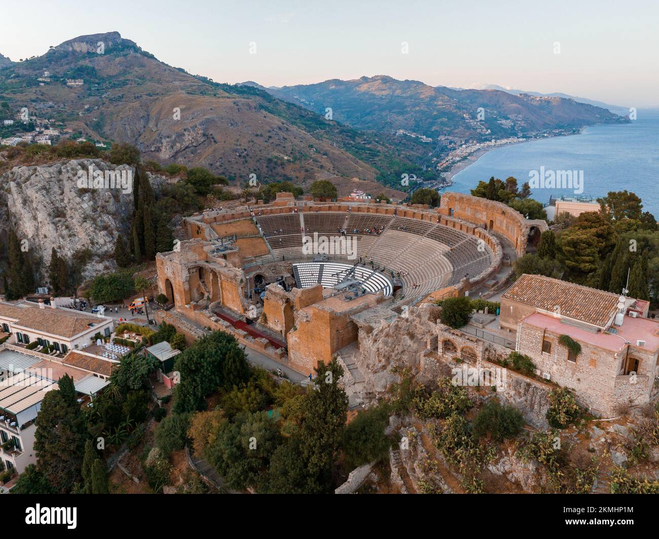 Veduta aerea delle rovine dell'antico Teatro Greco a Taormina, Sicilia Foto Stock
