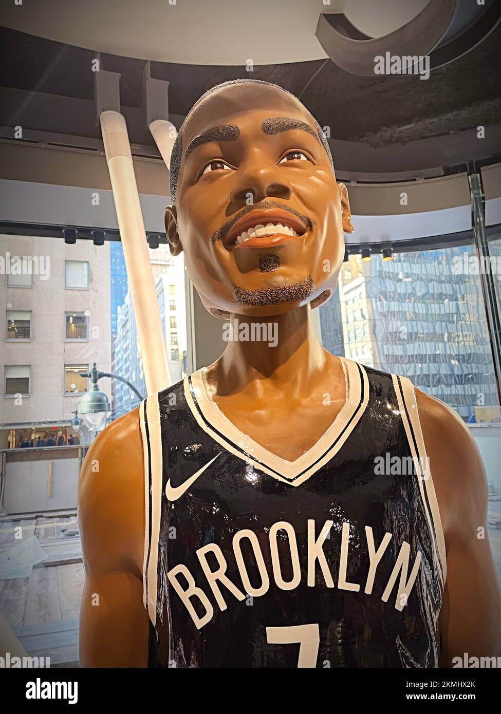 Articoli con marchio al negozio NBA Flagship Store in 545 Fifth Avenue, NYC, USA 2022 Foto Stock