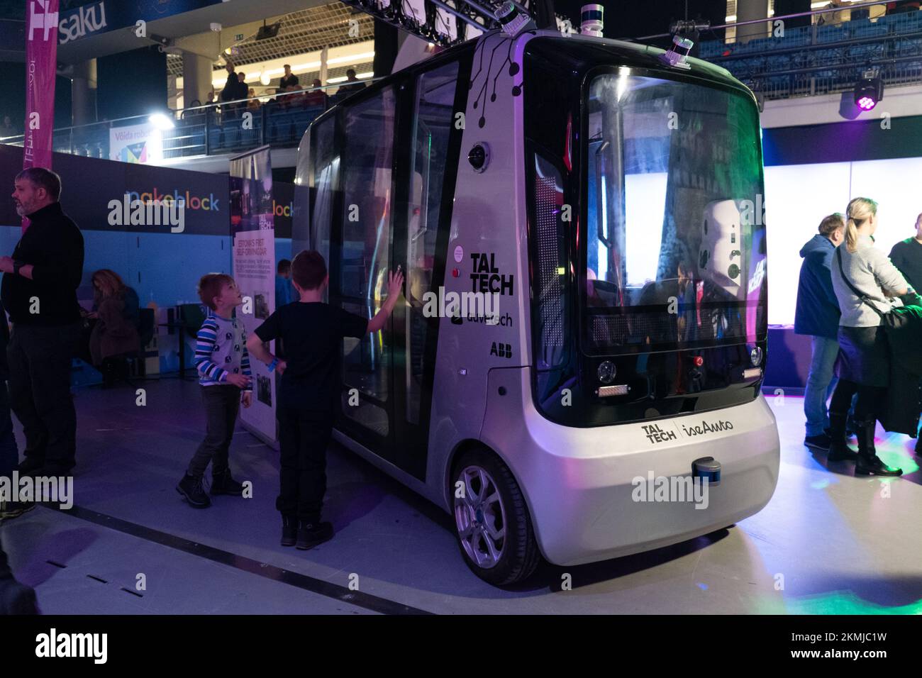 Tallinn, Estonia - Nov 26 2022: La prima auto a guida autonoma dell'Estonia ISEAUTO presentata alla Robotex International Robotica Competition expo. Autobus senza equipaggio Foto Stock