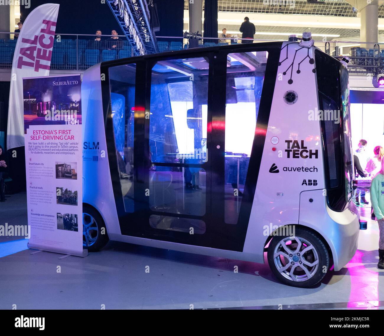 Tallinn, Estonia - Nov 26 2022: La prima auto a guida autonoma dell'Estonia ISEAUTO presentata alla Robotex International Robotica Competition expo. Autobus senza equipaggio Foto Stock