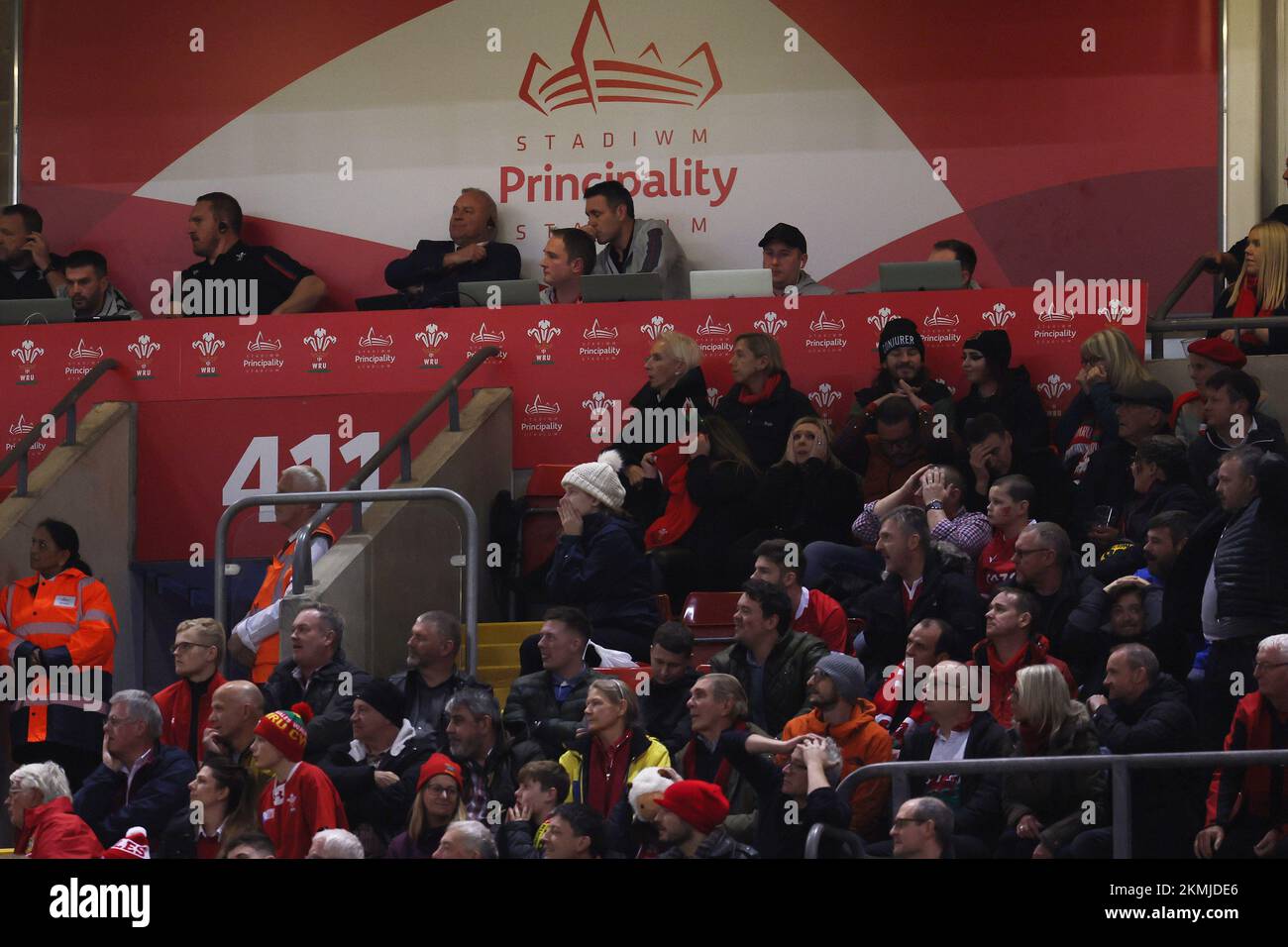 Cardiff, Regno Unito. 26th Nov 2022. Wayne Pivac, l'allenatore capo del team di rugby del Galles, il suo staff di coaching e i tifosi del Galles reagiscono mentre l'Australia segna una prova tardiva che alla fine vince l'Australia nel gioco. Partita di rugby delle nazioni d'autunno serie 2022, Galles contro Australia al Principato Stadium di Cardiff sabato 26th novembre 2022. pic di Andrew Orchard/Andrew Orchard sports photography/Alamy Live News Credit: Andrew Orchard sports photography/Alamy Live News Foto Stock