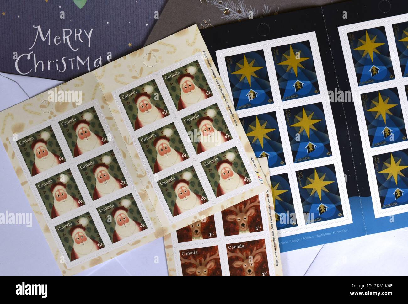 Canada Post Natale francobolli a tema sono raffigurati in cima a carte e buste a Victoria, British Columbia i due blocchi superiori di francobolli sono Foto Stock