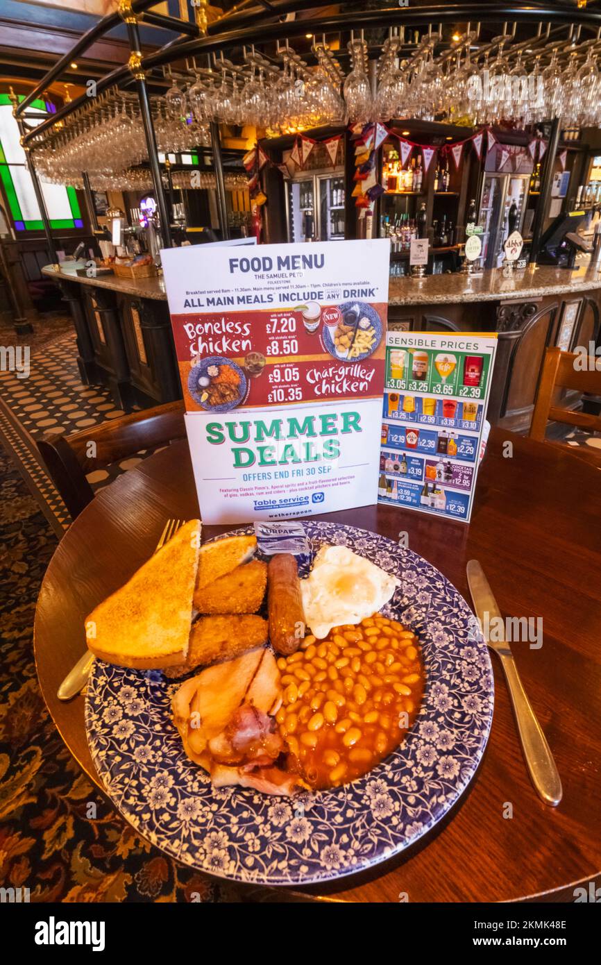 Inghilterra, Kent, Folkestone, Wetherspoon Pub, il Samuel Peto, Una Cappella convertita, pasto di colazione e menu del cibo Foto Stock
