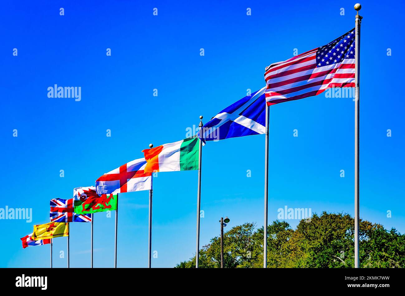 Le bandiere della Highlands and Islands Association of Celtic Gradings volano durante l'annuale Festival di musica celtica a Gulfport, Mississippi. Foto Stock