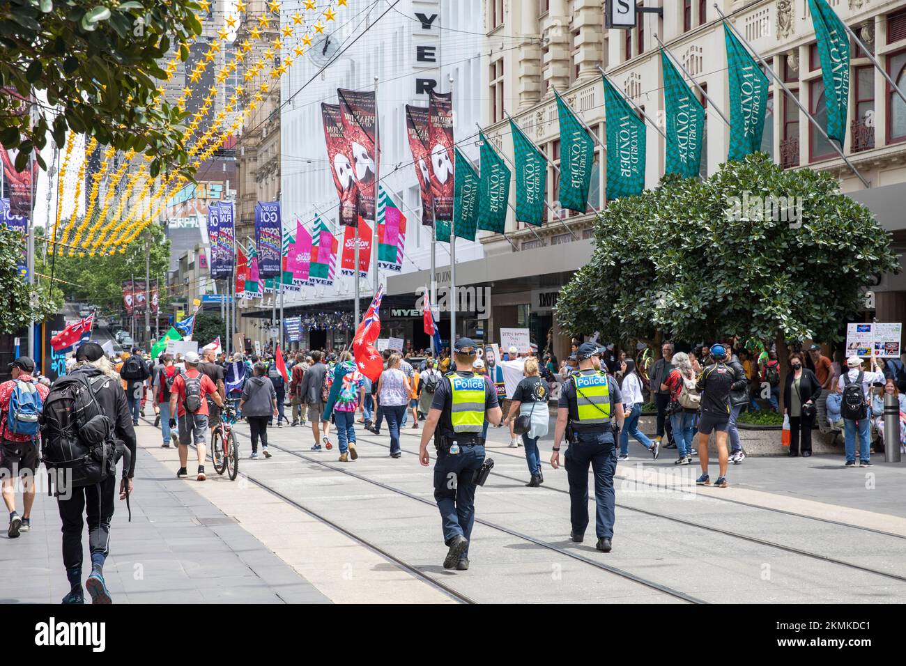 I poliziotti vittoriani camminano dietro una protesta contro la vaccinazione dei covid nel centro di Melbourne, Victoria, Australia, protesta contro i vaccini covid Foto Stock