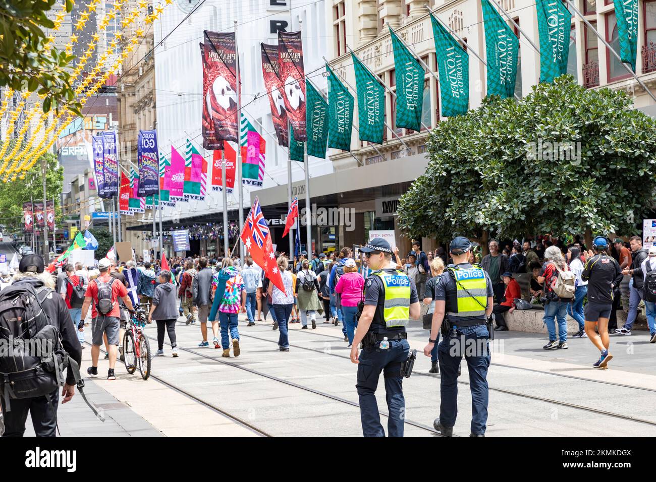 I poliziotti vittoriani camminano dietro una protesta contro la vaccinazione dei covid nel centro di Melbourne, Victoria, Australia, protesta contro i vaccini covid Foto Stock