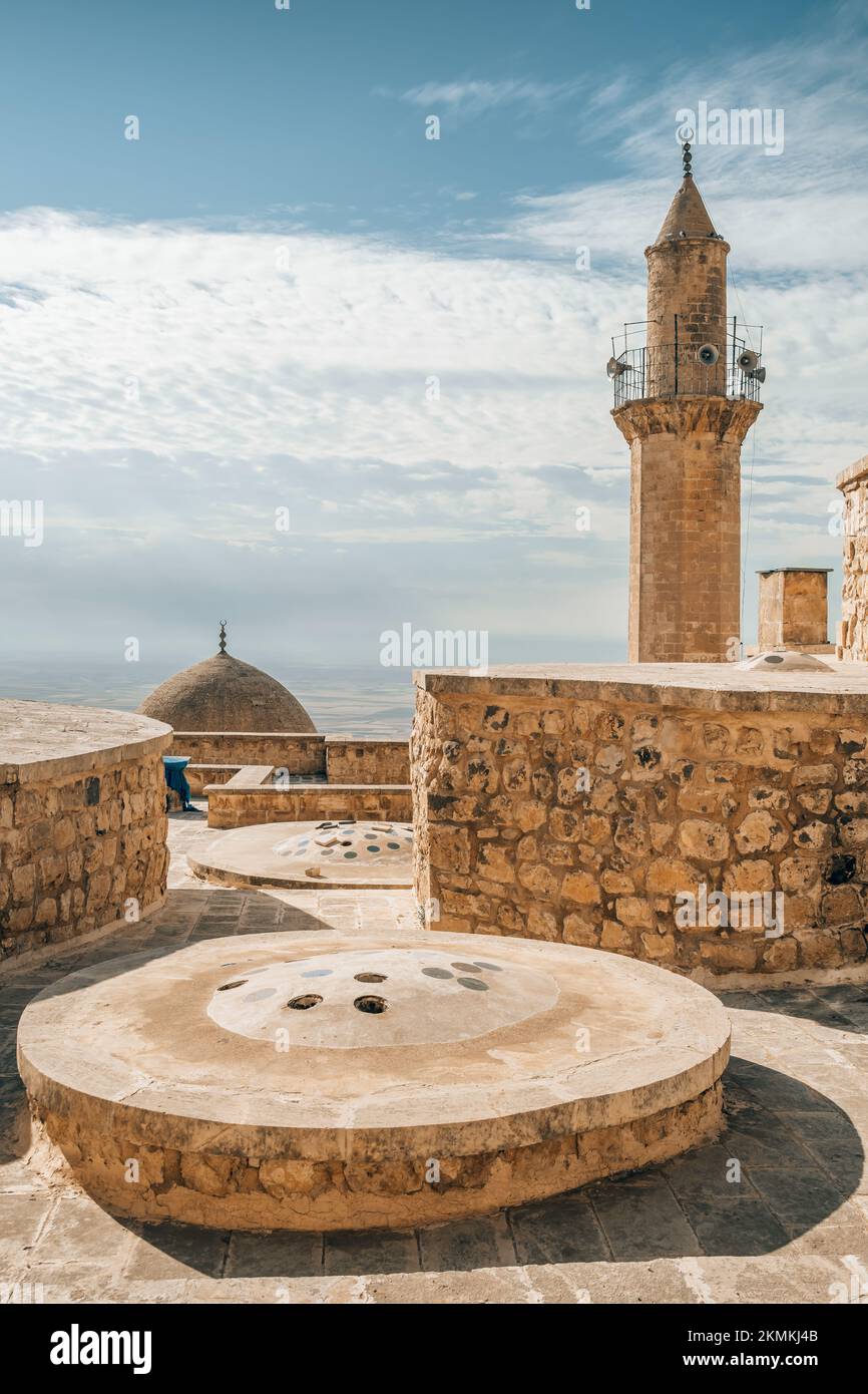 Panorama città vecchia Mardin al tramonto nel sud-est della Turchia. Foto Stock