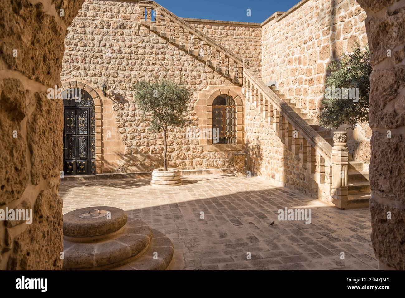 Cortile interno del Monastero di Mor Hananyo a Mardin, Turchia orientale Foto Stock