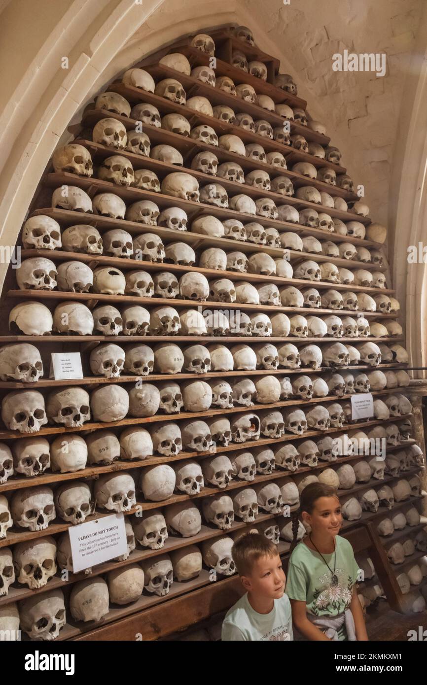 Inghilterra, Kent, Hythe, St. Chiesa di Leonard, ossa umane nella cripta Foto Stock