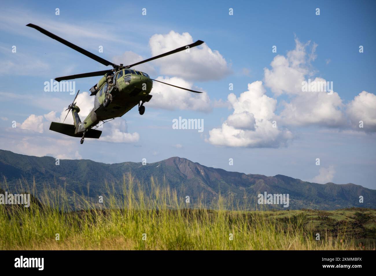 Esercitazione Southern Vanguard è negli Stati Uniti Il primo esercizio di addestramento dell’esercito del Sud, che si svolge a livello operativo e tattico, ha lo scopo di aumentare l’interoperabilità tra le forze degli Stati Uniti e dell’emisfero occidentale. L'iterazione di quest'anno, Esercitazione Southern Vanguard 23, coinvolge soldati statunitensi Esercito del Sud e degli Stati Uniti Addestramento della Guardia nazionale dell'esercito insieme ai soldati dell'esercito colombiano in vari terreni mentre conduce le corsie di familiarizzazione dell'arma che culminano in un'operazione militare bilaterale di addestramento. STATI UNITI Foto dell'esercito di Sgt. 1st Classe R.J. Lannom Jr Foto Stock