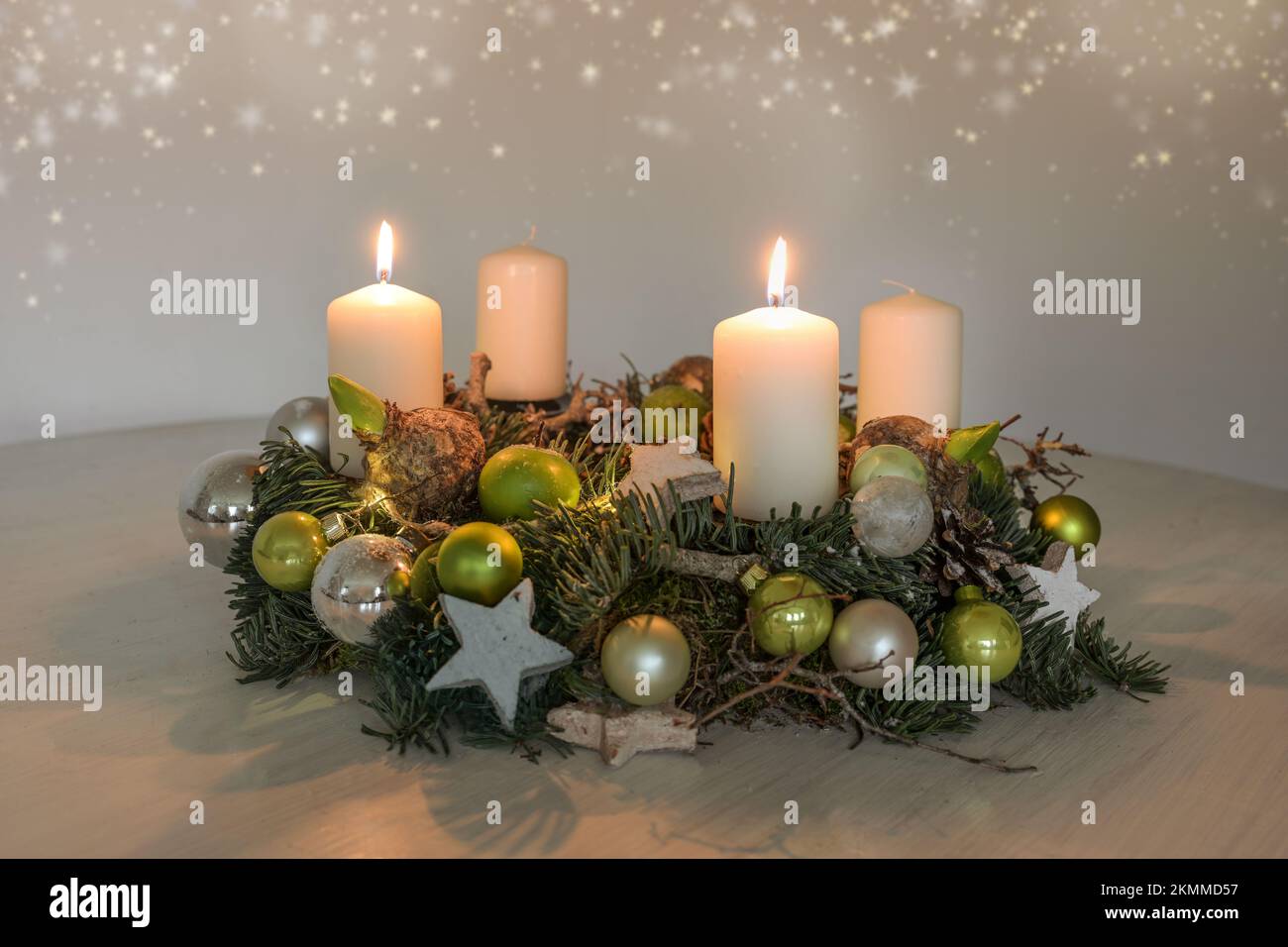 Secondo Avvento, corona con due candela bianca e decorazione verde di Natale su un tavolo, arredamento per la prima Domenica, copia spazio, selezionato f Foto Stock
