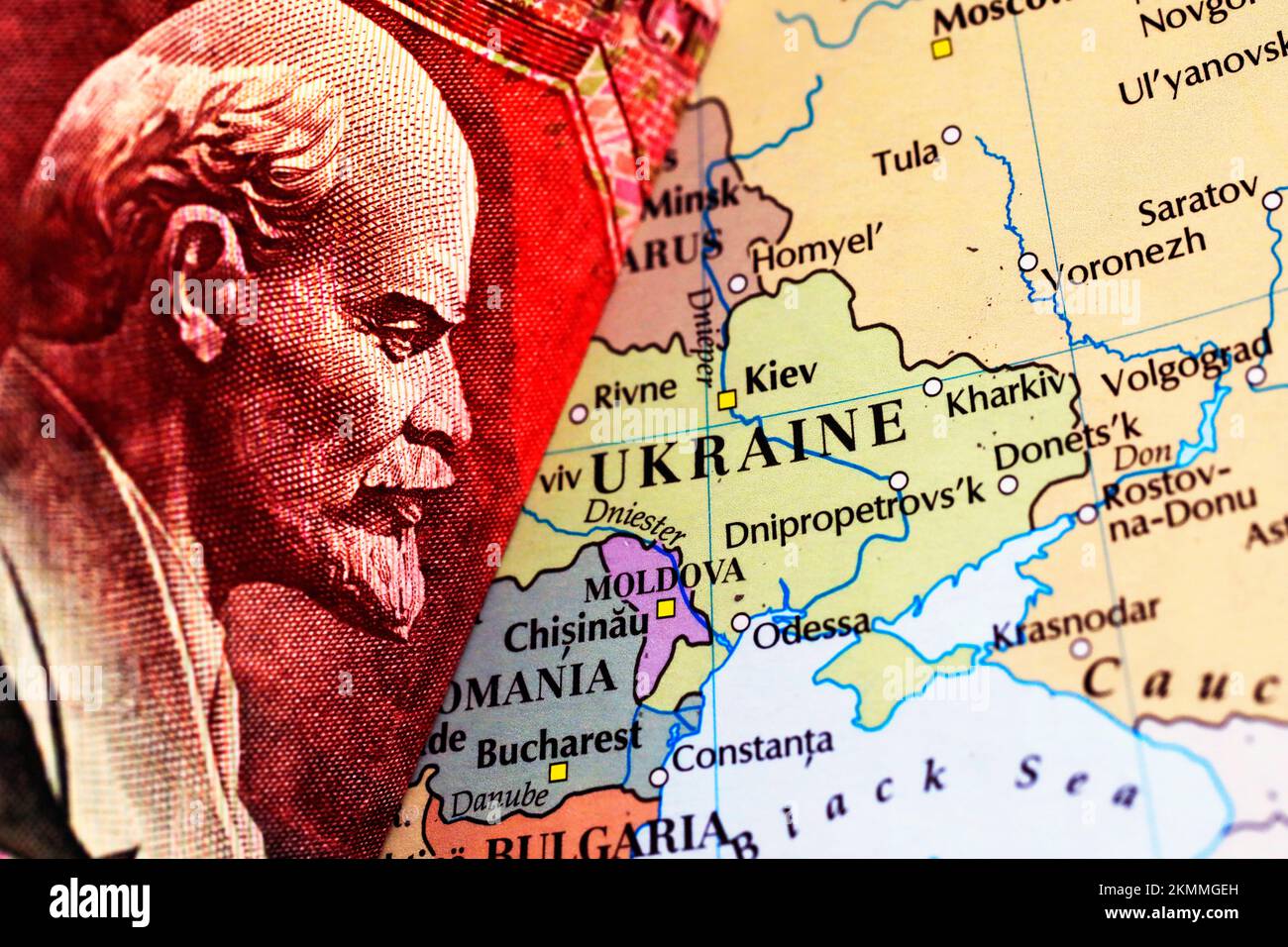 Primo piano di una banconota rublo in cima a una mappa che mostra Ukrain Foto Stock