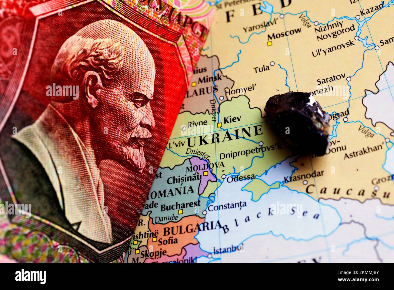 Primo piano di una banconota rublo e di un giacimento di minerale in cima a una mappa che mostra Ukrain Foto Stock