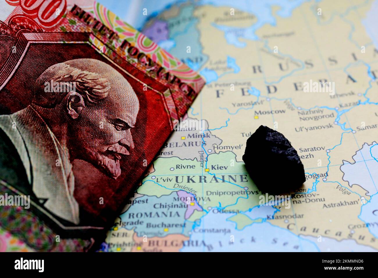 Primo piano di una banconota rublo e di un giacimento di minerale in cima a una mappa che mostra Ukrain Foto Stock