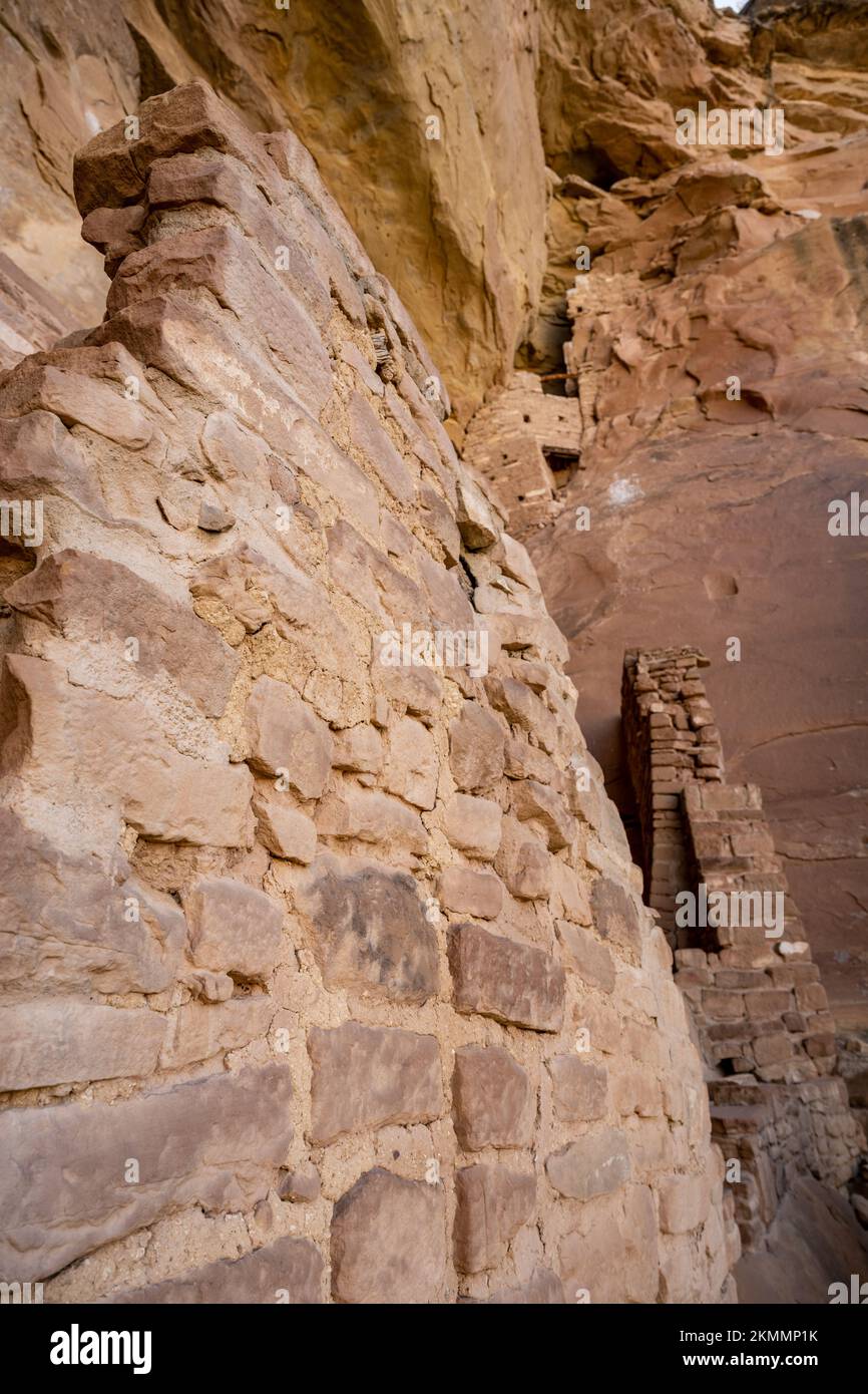 Guardando in alto verso il Muro superiore del Canyon da Stacked Stone sottostante nella Square Tower House di Mesa Verde Foto Stock
