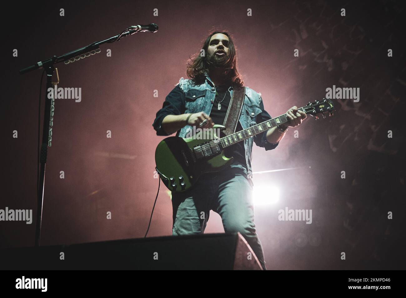 ITALIA, MILANO, NOVEMBRE 25th 2022: Il chitarrista americano Joe Hottinger, chitarrista principale della band rock Halestorm, esibendosi dal vivo sul palco a Milano, inaugurando il tour europeo di Alter Bridge “Pawns & Kings”. Foto Stock