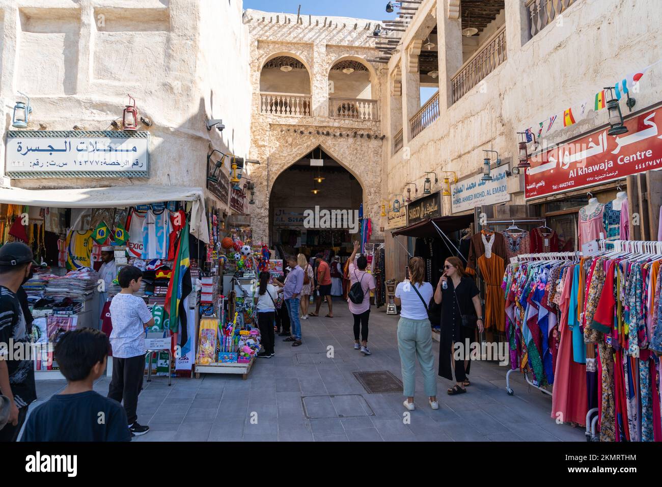 Tifoso internazionale di calcio a Souq Waqif Doha durante la Coppa del mondo FIFA 2022 Qatar. Foto Stock