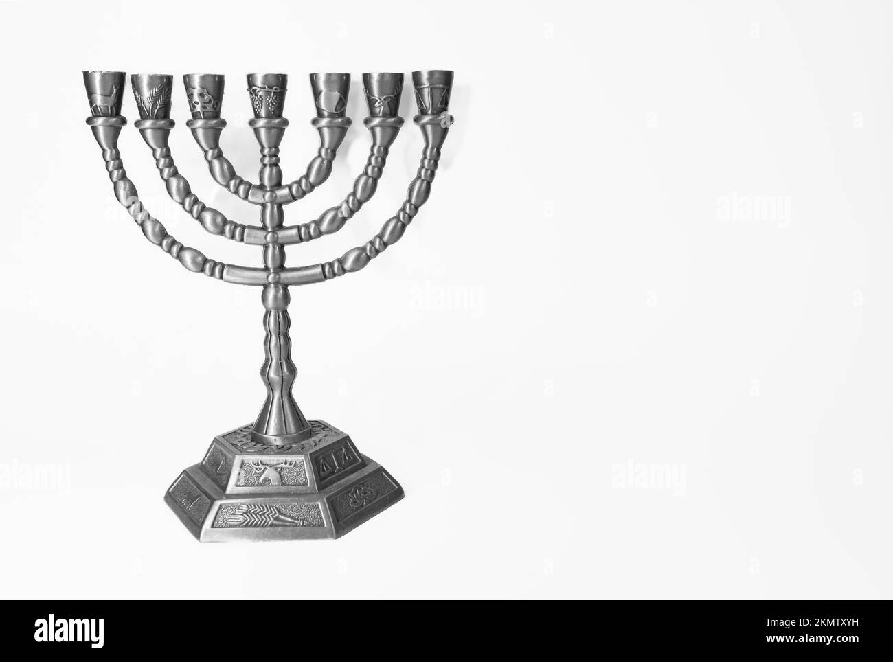 Antico menorah rituale di candela su sfondo bianco. Bella argento hanukkah menorah. Banner festivo ebraico con spazio copia Foto Stock